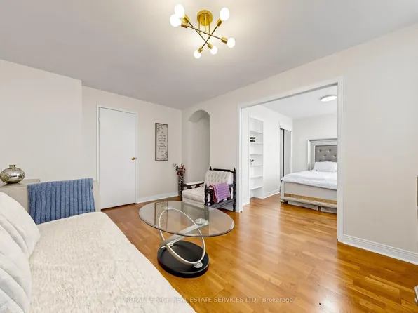 580 Christie St Unit 107, Toronto, ON M6G 3E3