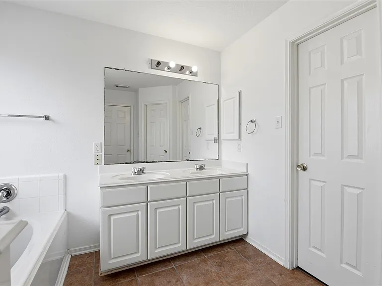 18427 Grove Brook Ln — Photo 32