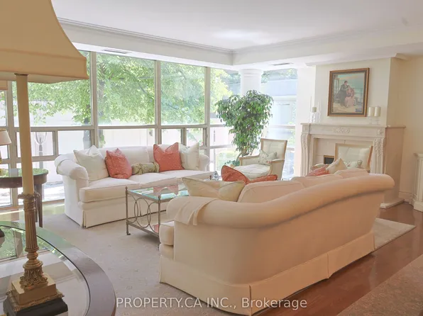 18 Lower Village Gate #203, Toronto, ON M5P 3M1