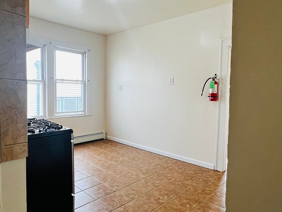 ENTRY TO KITCHEN