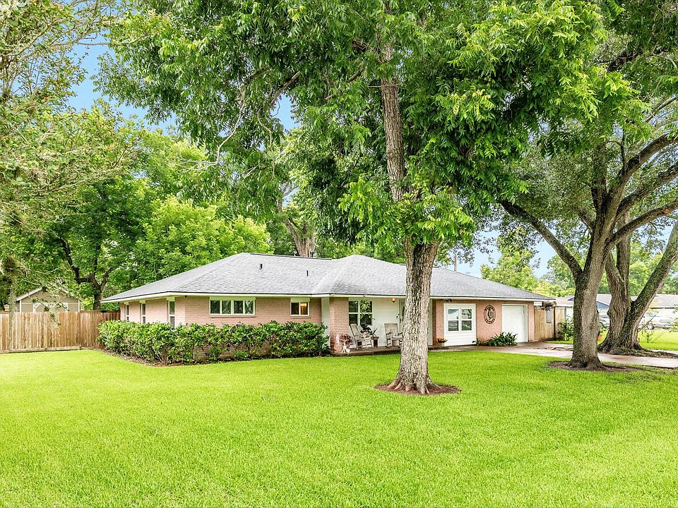 1st image of 303 Southern Oaks Dr