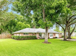 303 Southern Oaks Dr, Lake Jackson, TX 77566