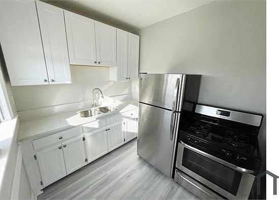 2nd image of 832 W Florence Ave