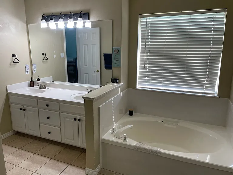 Master Bathroom w/2 walk-in closets and private toilet room
