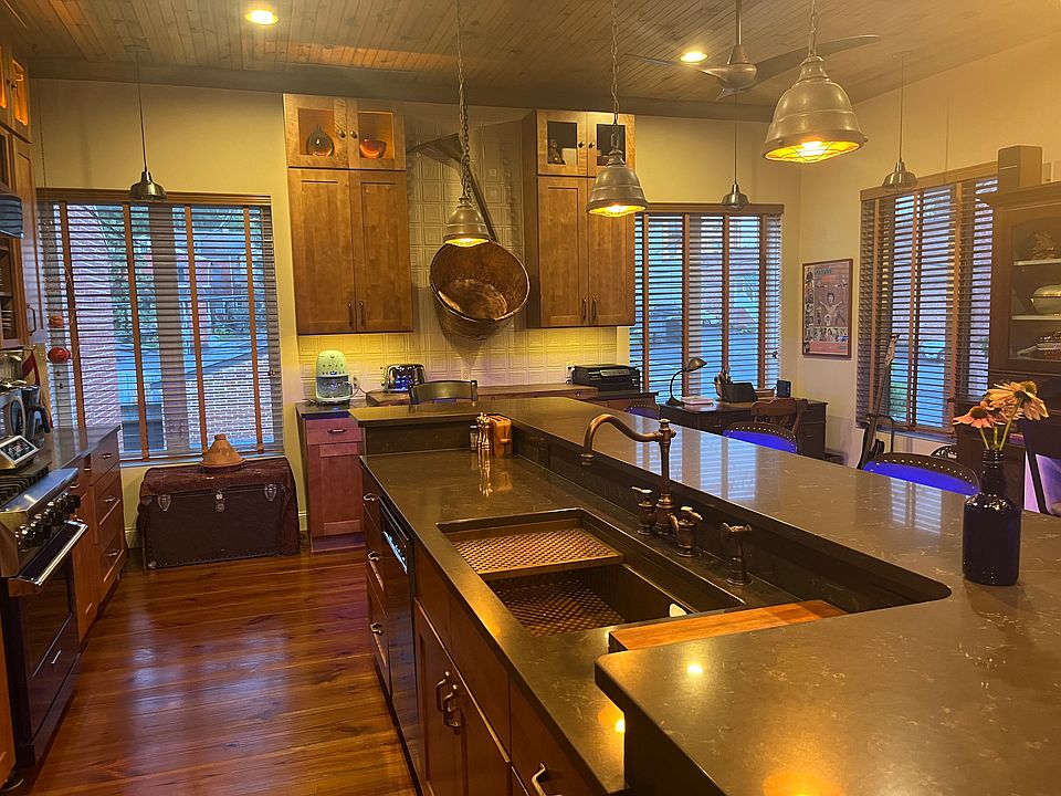 341 WG kitchen and dining area