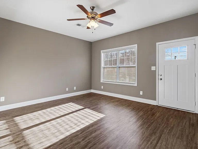 909 Charlotte St — Photo 4