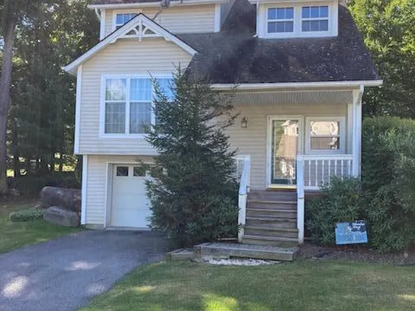 212 Hawthorne Village Ct, East Stroudsburg, PA 18302