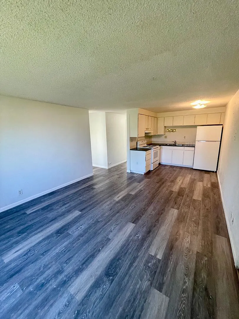 2-bedroom, 1-bathroom apartment with nearby parking with month-to-month lease. — Photo 2
