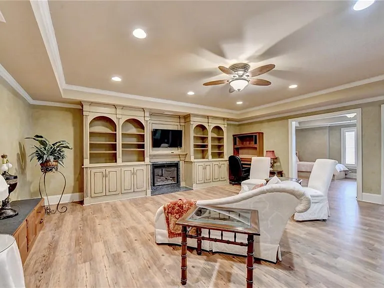 8910 Pinehurst Cv — Photo 83