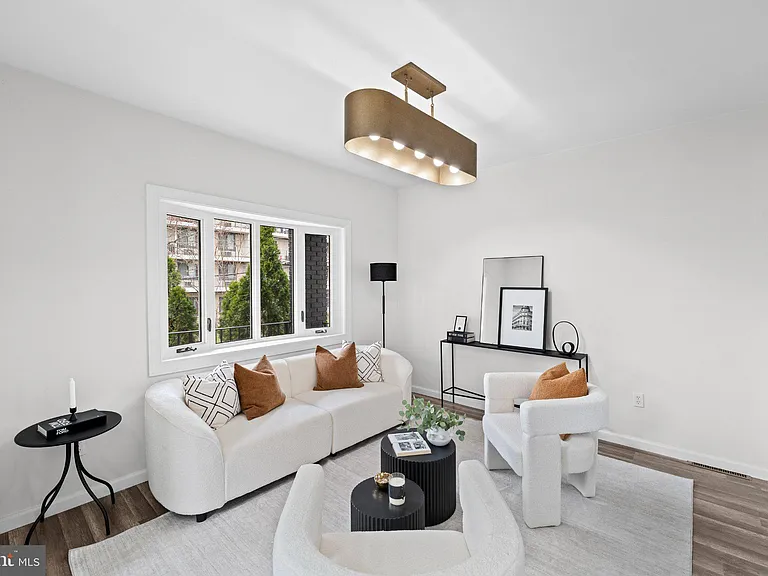 255 S 6th Ave — Photo 9