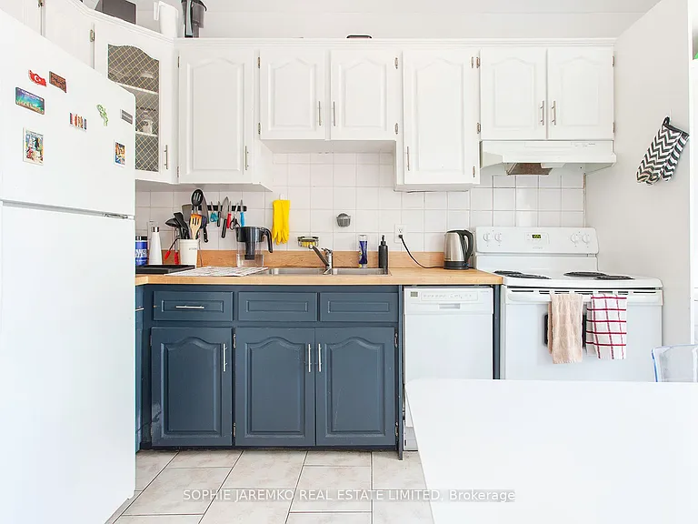 2102A Dundas St W — Photo 16