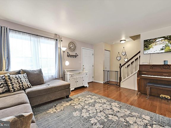 3rd image of 6547 Hollow Dr