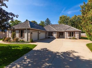 N79W13020 Country Club Dr, Menomonee Falls, WI 53051