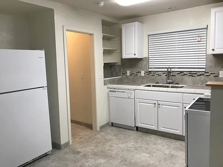 1131 Tulare St — Photo 2