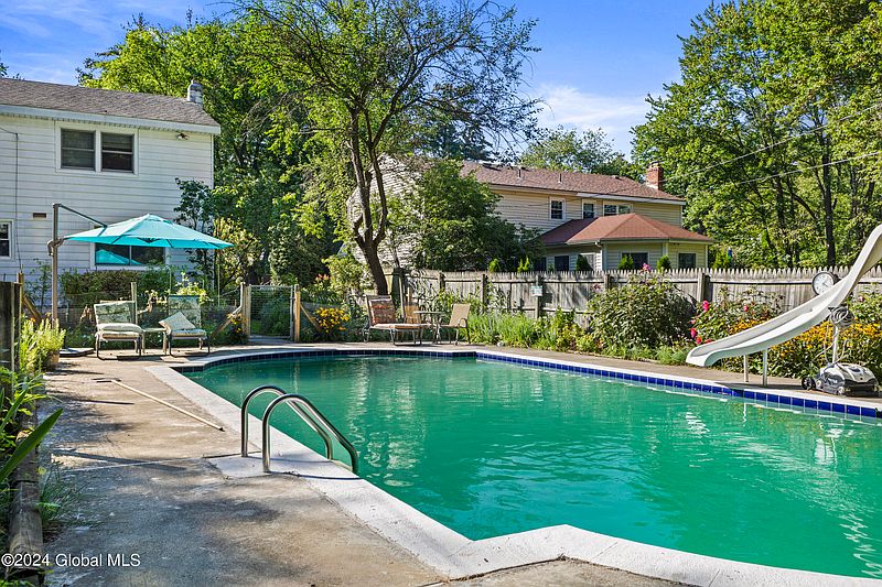 3rd image of 906 Northumberland Drive