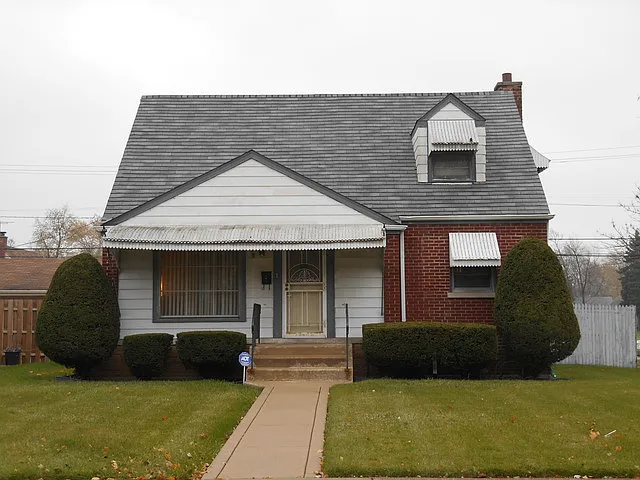 1599 Wentworth Ave photo 1