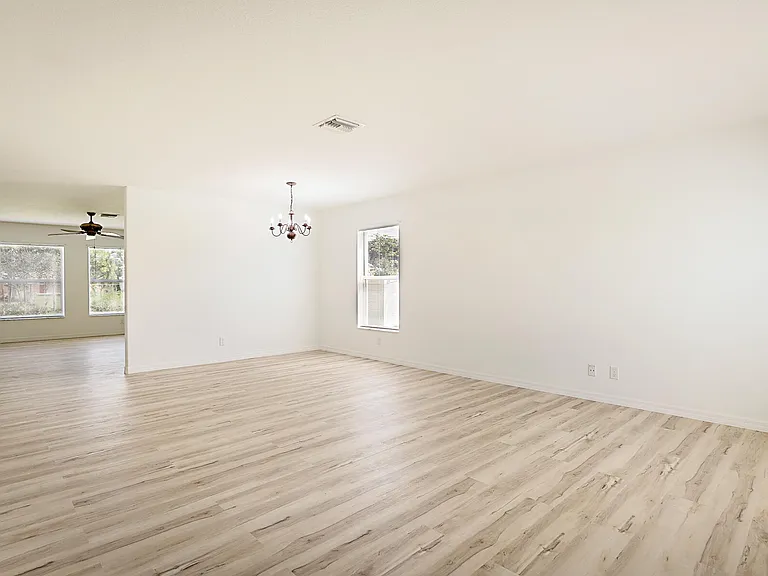 617 SE Karrigan Ter — Photo 8