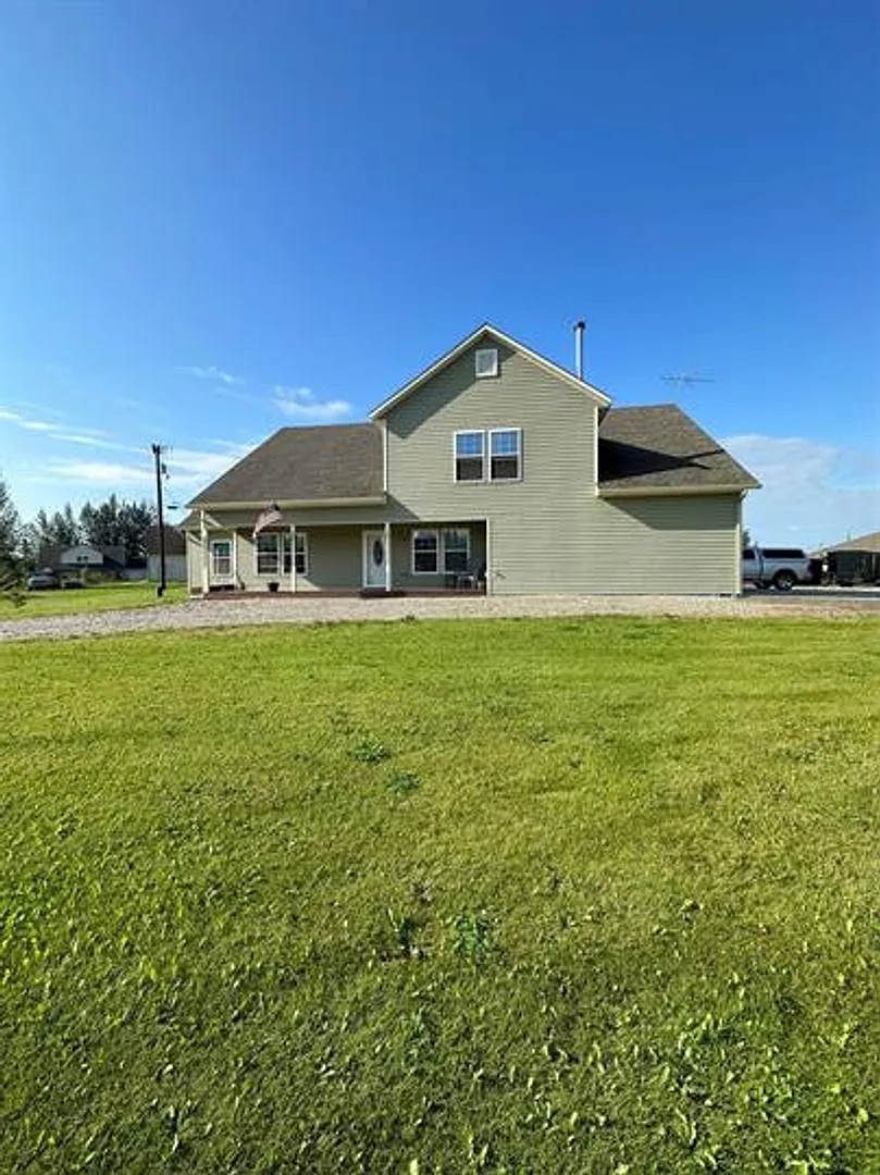 4 bedroom, 3 bathroom, 3 car garage in the heart of North Pole — Photo 1