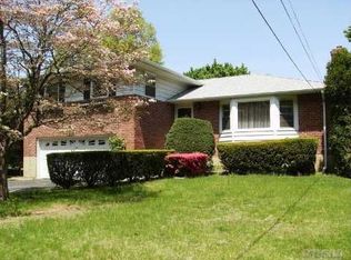 210 Split Rock Rd, Syosset, NY 11791