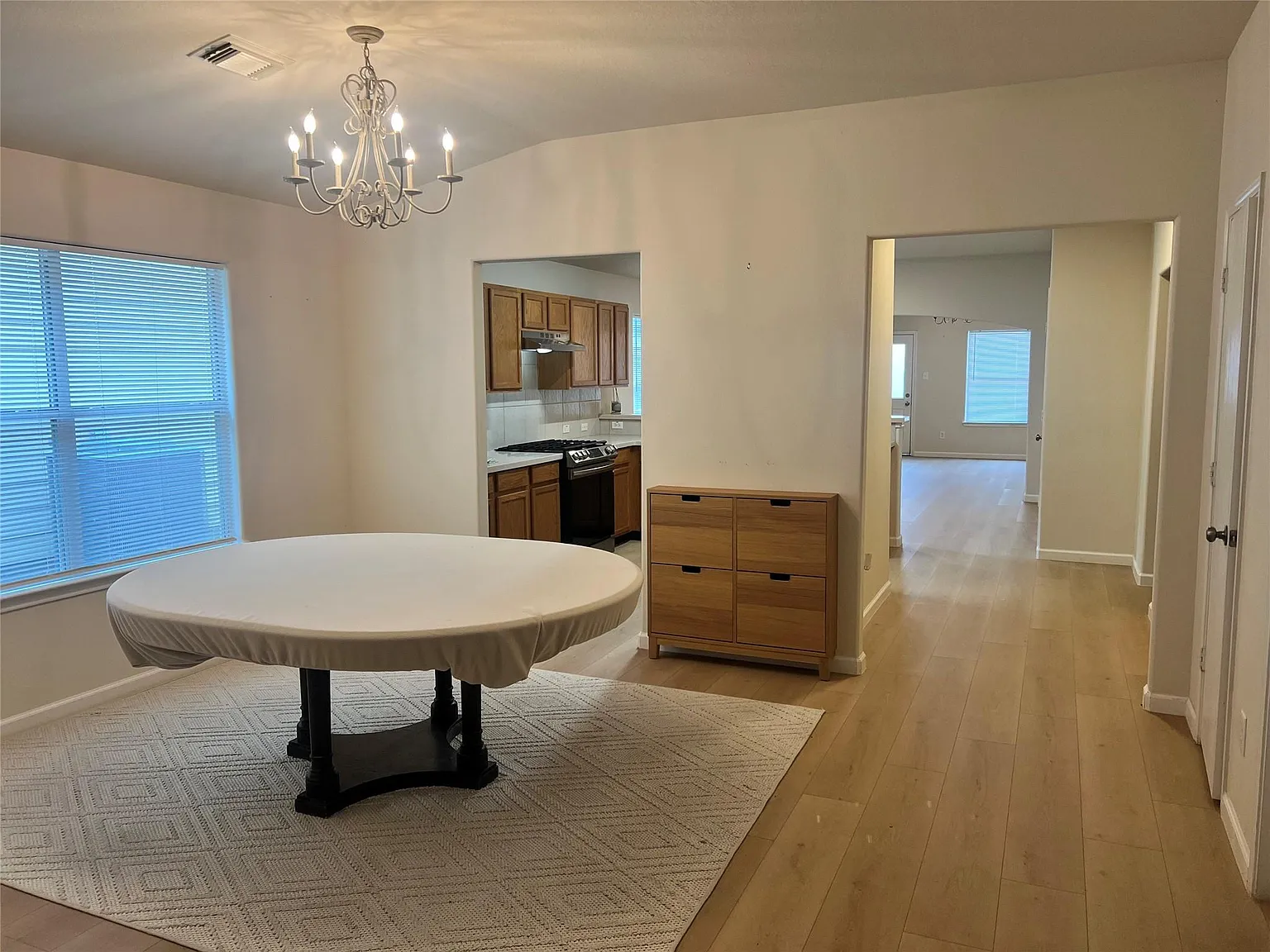 3 bed, 2.0 bath, 1912 sqft, $1,895 — Photo 2