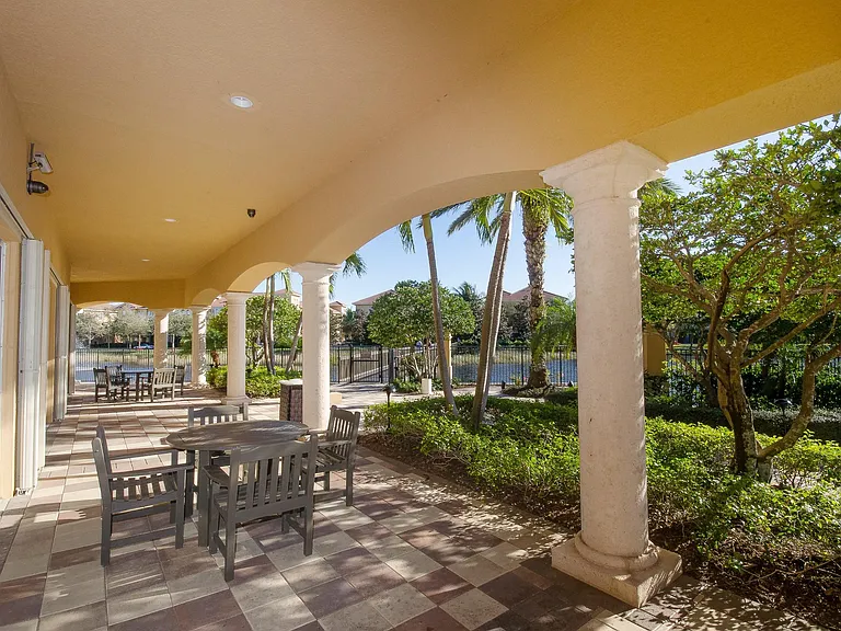 11860 Valencia Gardens Ave — Photo 35