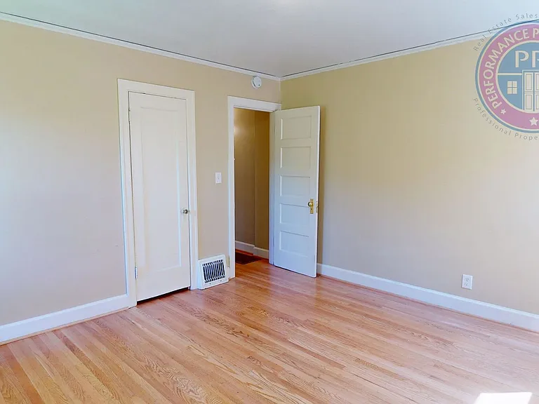 2605 NE 9th Ave — Photo 18