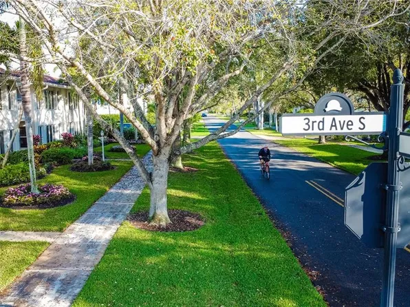 290 4th St S, Naples, FL