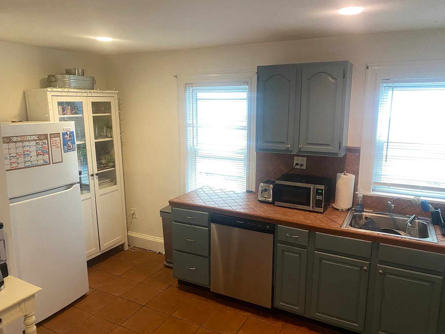 4 bed, 2500 sqft, $3,600 — Photo 2