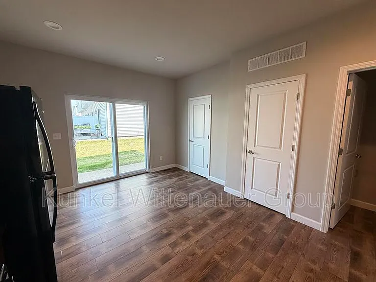 8401 Allied Way — Photo 7