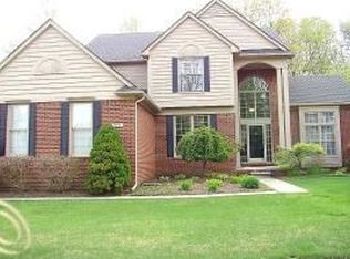 675 Twin Oaks Ct, Rochester Hills, MI 48307