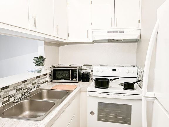 Cook in style in this fully renovated kitchen with new appliances and tile finishes.