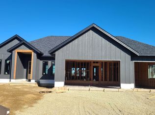 1953 Creek Wood Dr, Dubuque, IA 52003