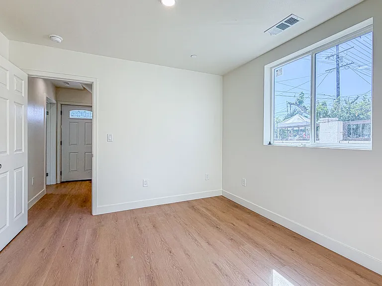 423 E 31st St — Photo 54