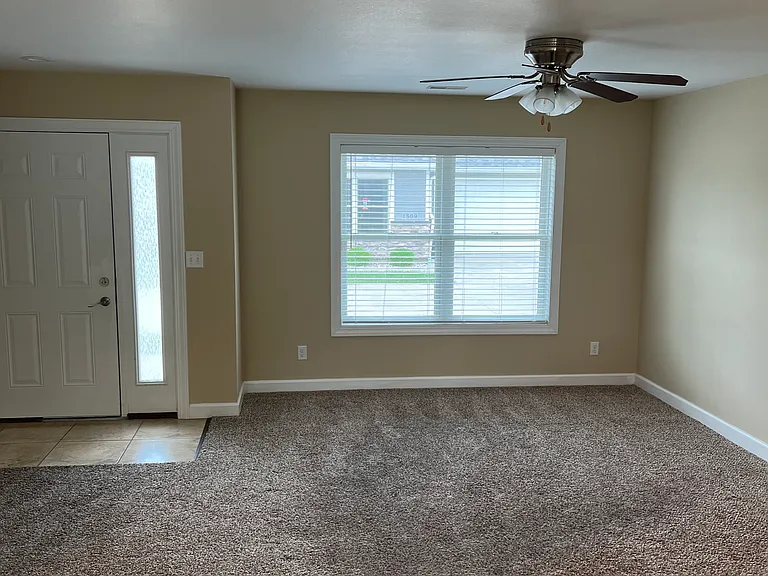 1431 Winsor Dr — Photo 3