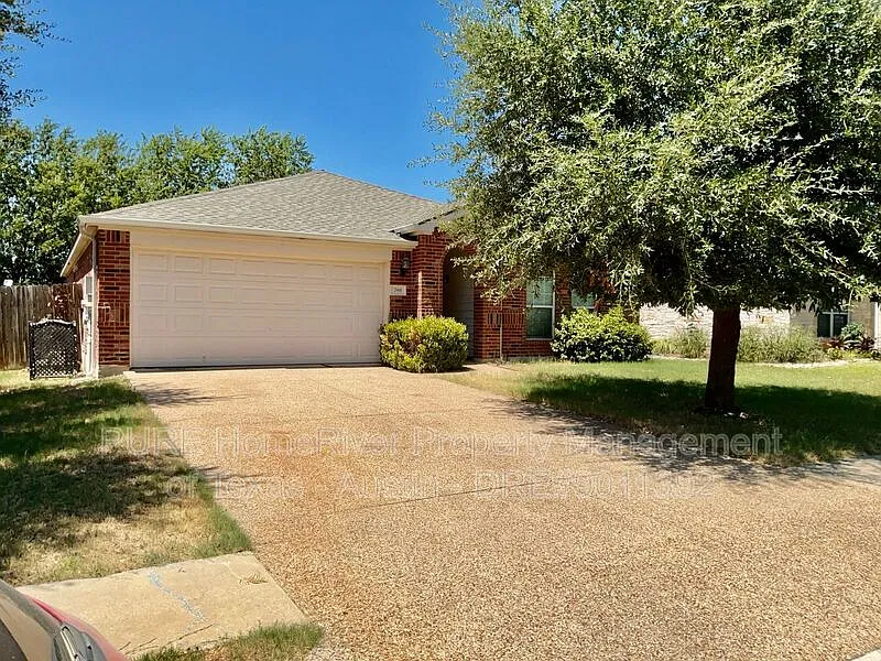 3 bed, 2.0 bath, 1813 sqft, $1,800 — Photo 2