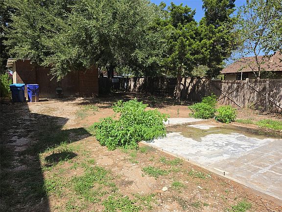4th image of 102 E Alamo St