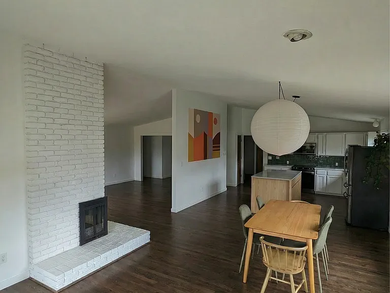 725 W Division Ave — Photo 23