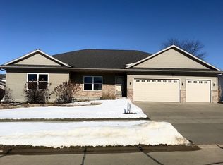 213 N Hillcrest Cir, Center Pt, IA 52213