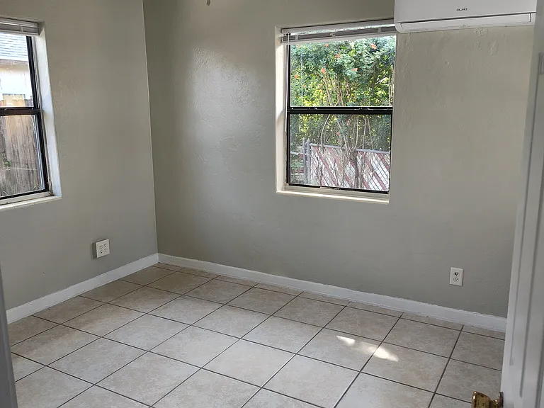 318 N Oleander Ave — Photo 11