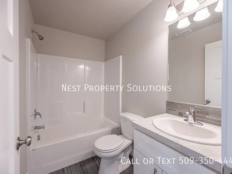651 Hargraves Ave NE #B — Photo 35