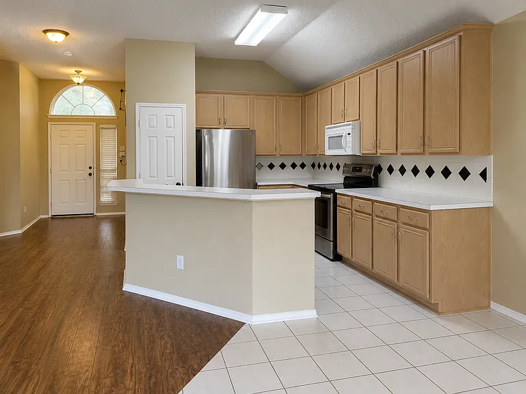 9505 Thorncliff Dr — Photo 3
