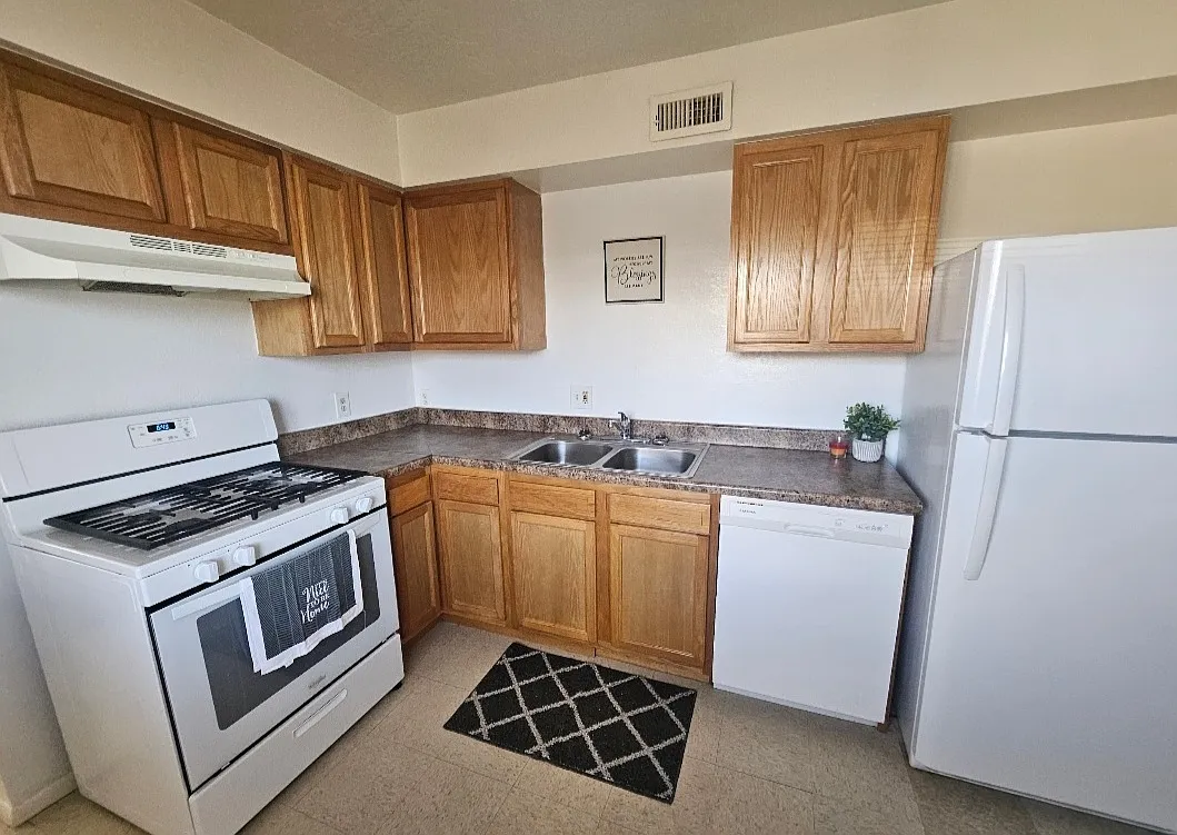 2 bed, 625 sqft, $800 — Photo 1