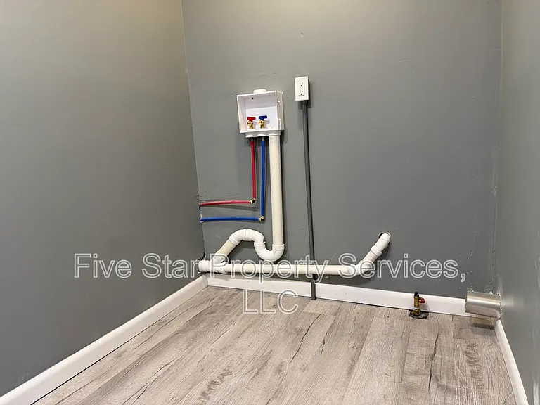 229 W Allen St — Photo 9