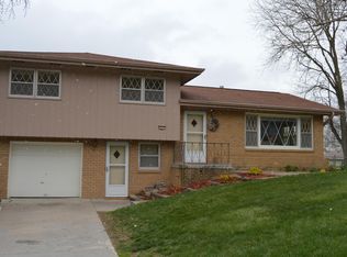 215 Pickardy Ln, Council Bluffs, IA 51503