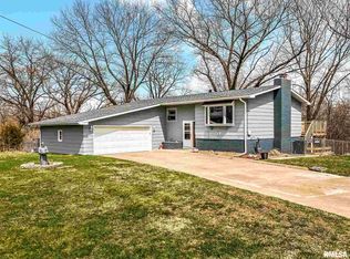 607 Sherwood Park Rd, Washington, IL 61571