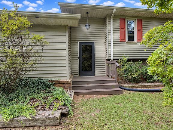 3rd image of 1206 Lakeview Dr