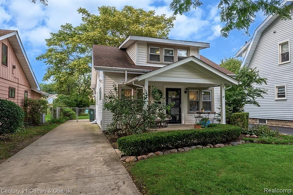 3 bed, 1073 sqft, $2,400 — Photo 3