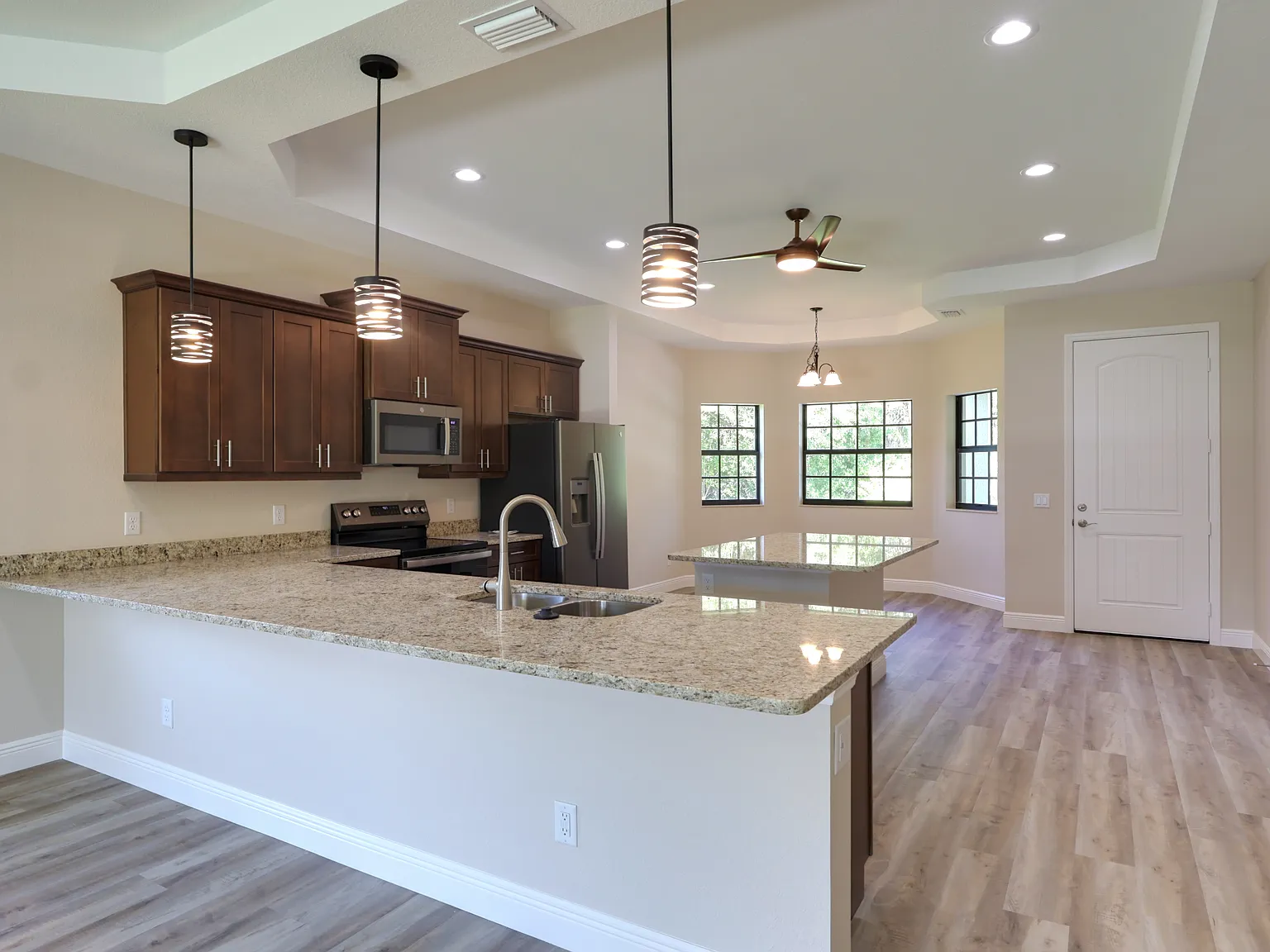 3 bed, $2,100 — Photo 2