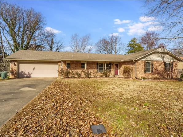 2556 E Country Way, Fayetteville, AR 72703