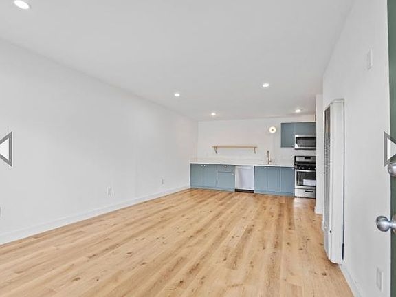 3rd image of 15432 Gault St APT 106